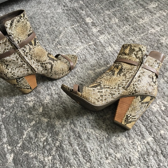 Tsubo Shoes - Tsubo Snakeskin Heels! Sz 9